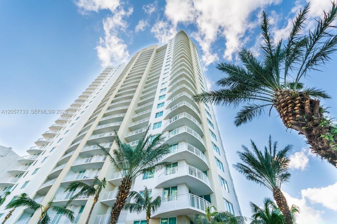 For Rent: $3,200 (2 beds, 2 baths, 1354 Square Feet)