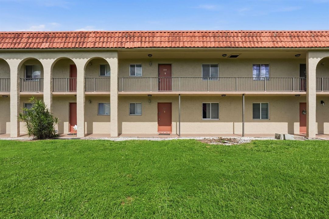25-web-or-mls-6106_Forest_Hill_Boulevard