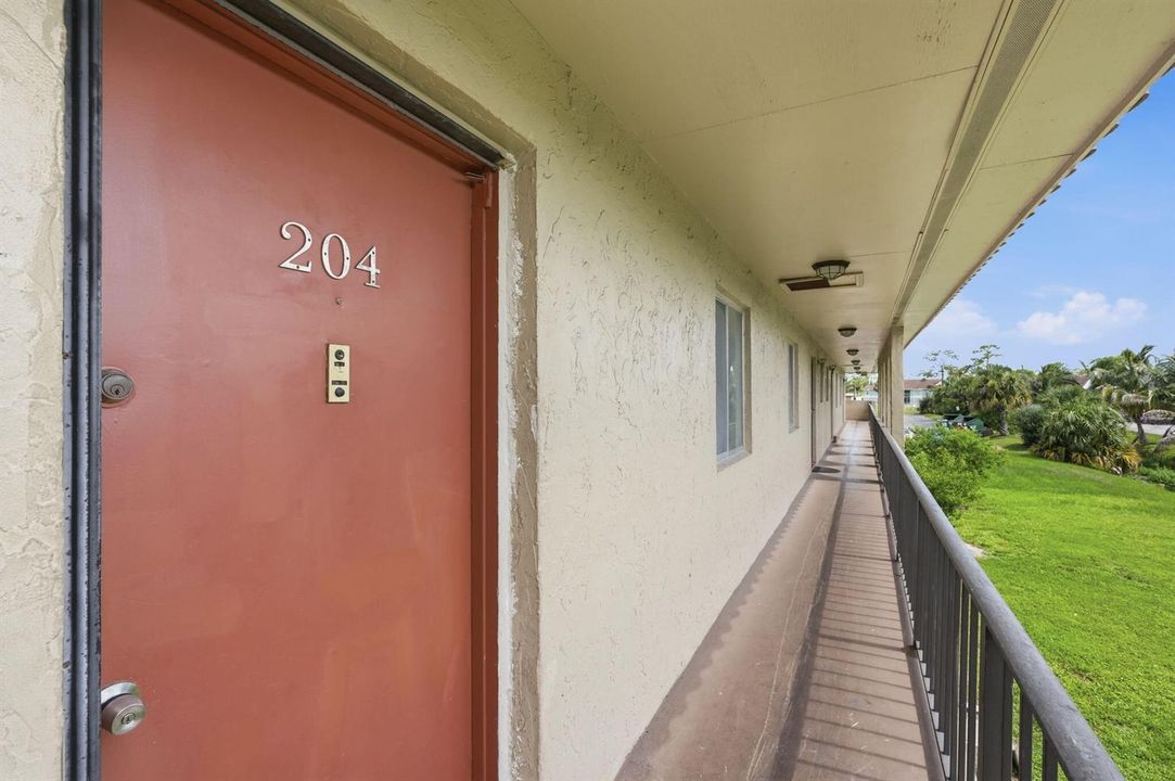 23-web-or-mls-6106_Forest_Hill_Boulevard