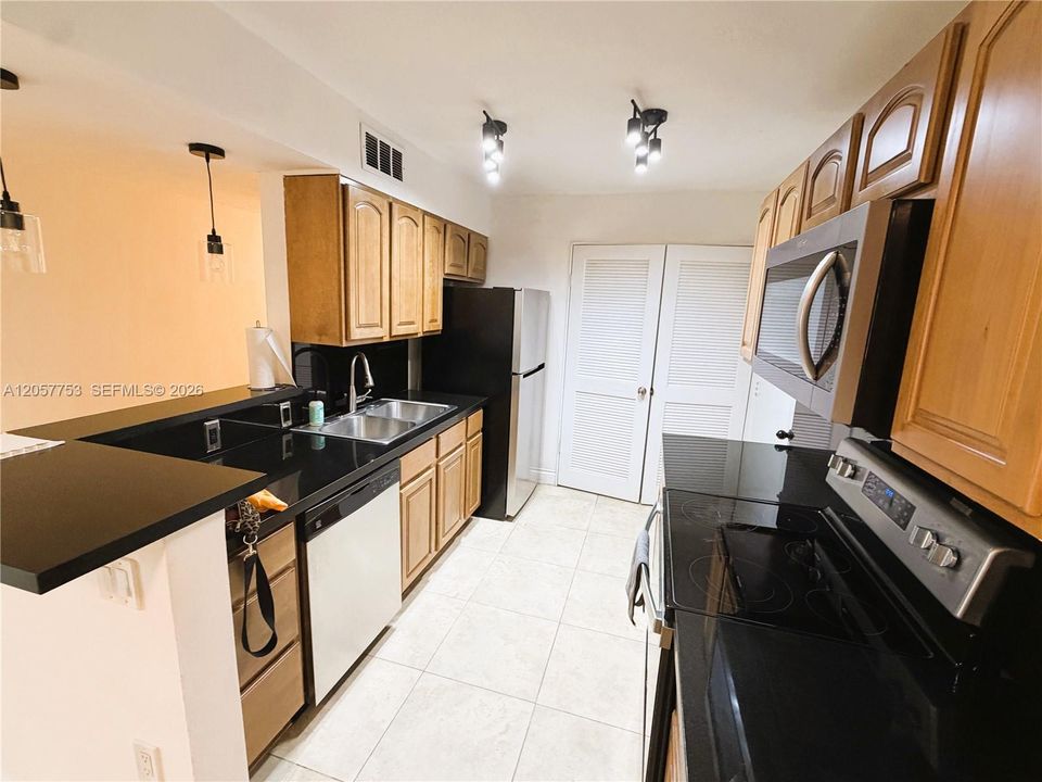 На продажу: $385,000 (3 спален, 2 ванн, 1140 Квадратных фут)