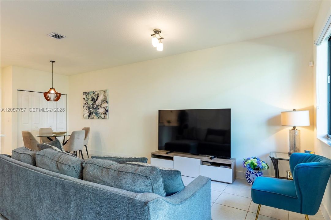 En Venta: $670,000 (3 camas, 2 baños, 1424 Pies cuadrados)