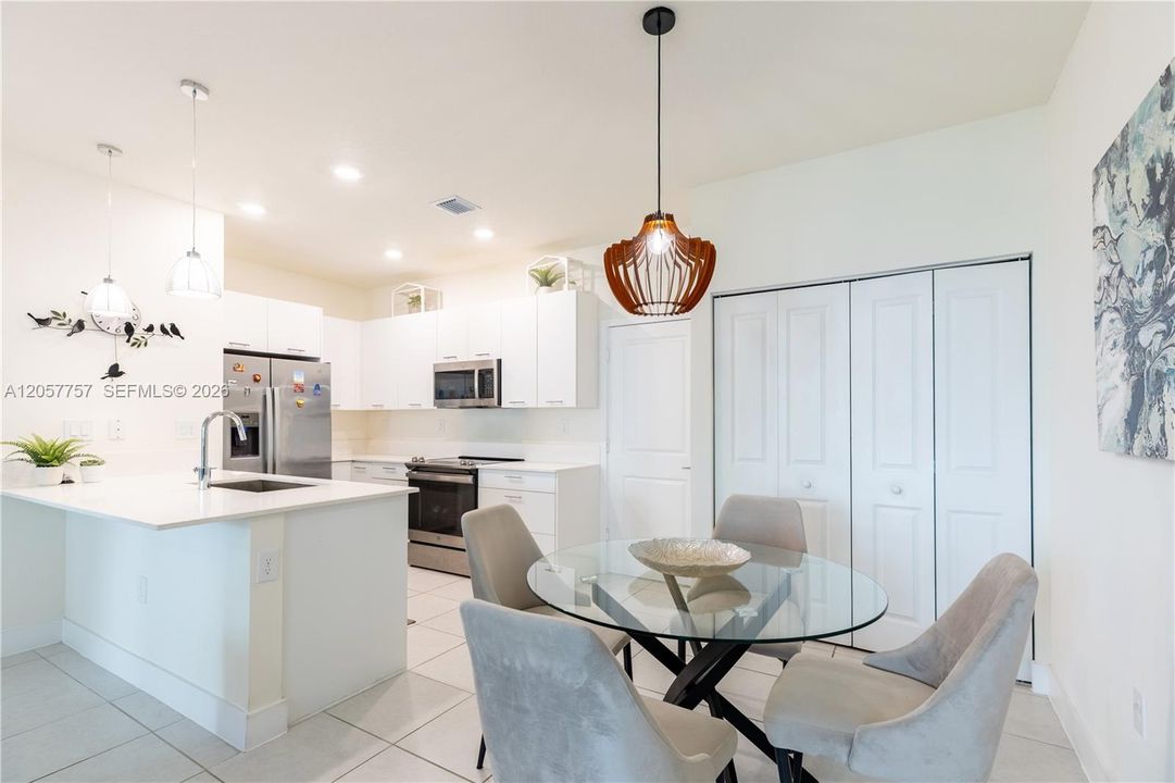 En Venta: $670,000 (3 camas, 2 baños, 1424 Pies cuadrados)