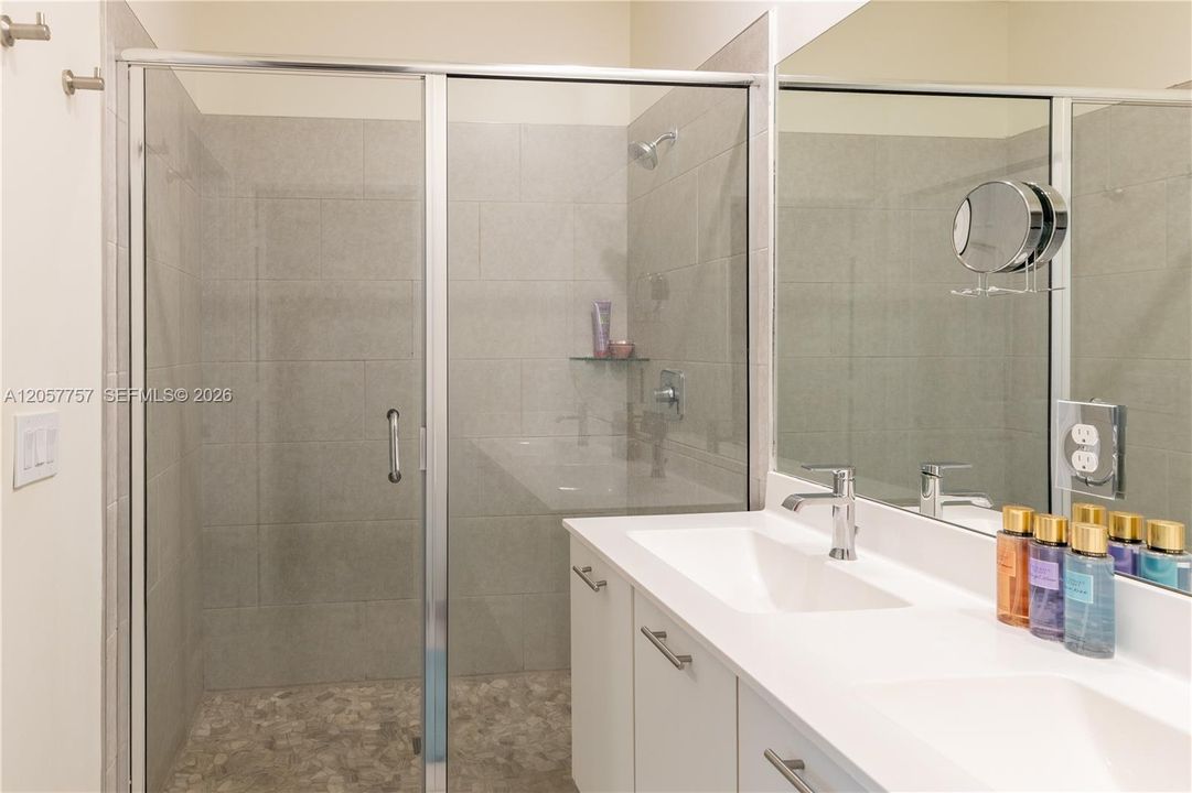 En Venta: $670,000 (3 camas, 2 baños, 1424 Pies cuadrados)