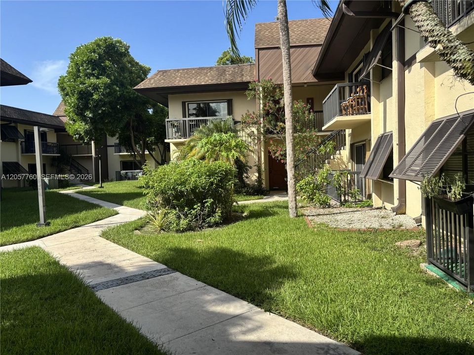 For Rent: $2,400 (2 beds, 2 baths, 1140 Square Feet)