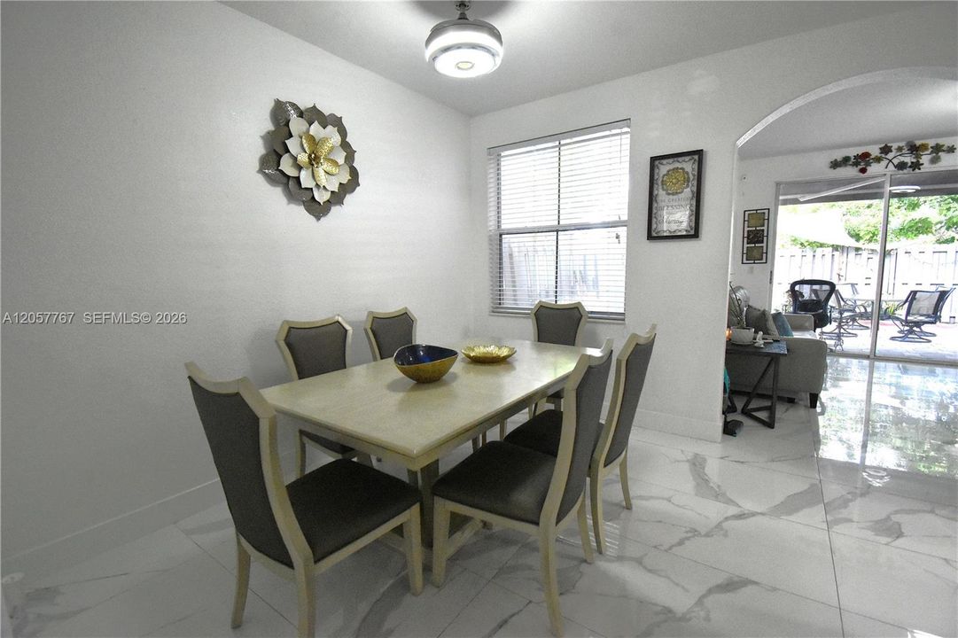 На продажу: $529,900 (4 спален, 2 ванн, 1650 Квадратных фут)