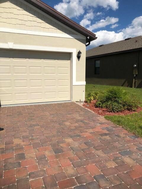 PhotoExteriorDriveway