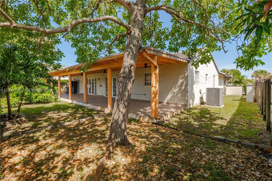 En Venta: $748,000 (3 camas, 2 baños, 1557 Pies cuadrados)
