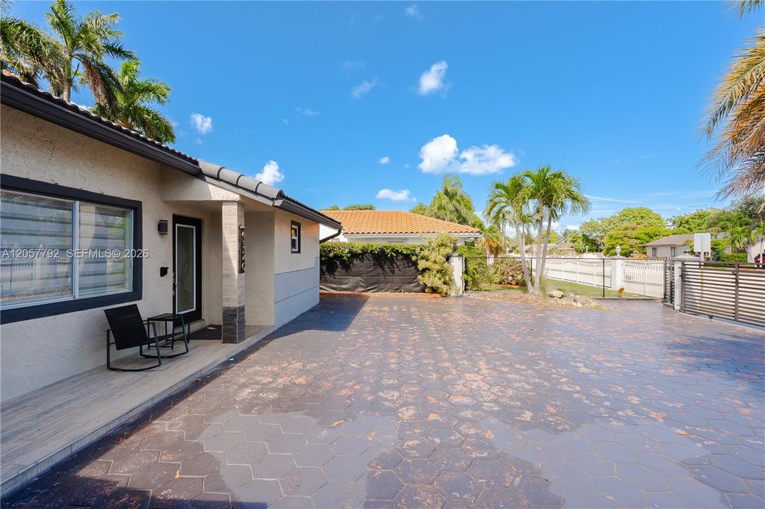 En Venta: $748,000 (3 camas, 2 baños, 1557 Pies cuadrados)