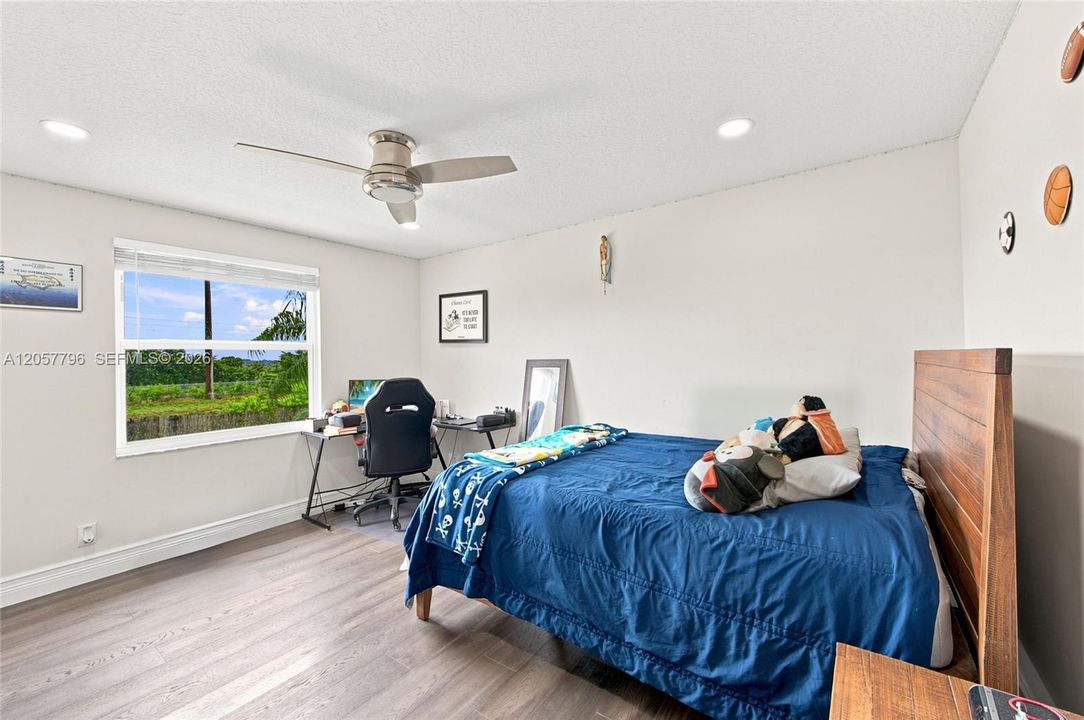 Activo con contrato: $999,000 (4 camas, 3 baños, 3252 Pies cuadrados)