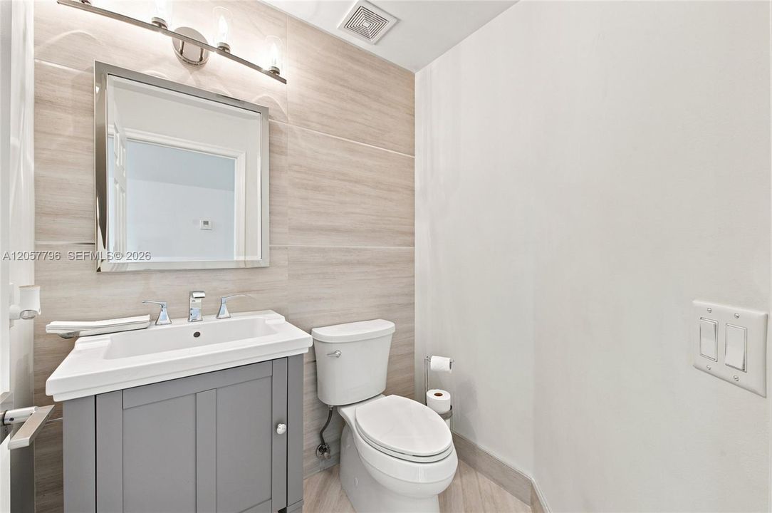 Activo con contrato: $999,000 (4 camas, 3 baños, 3252 Pies cuadrados)