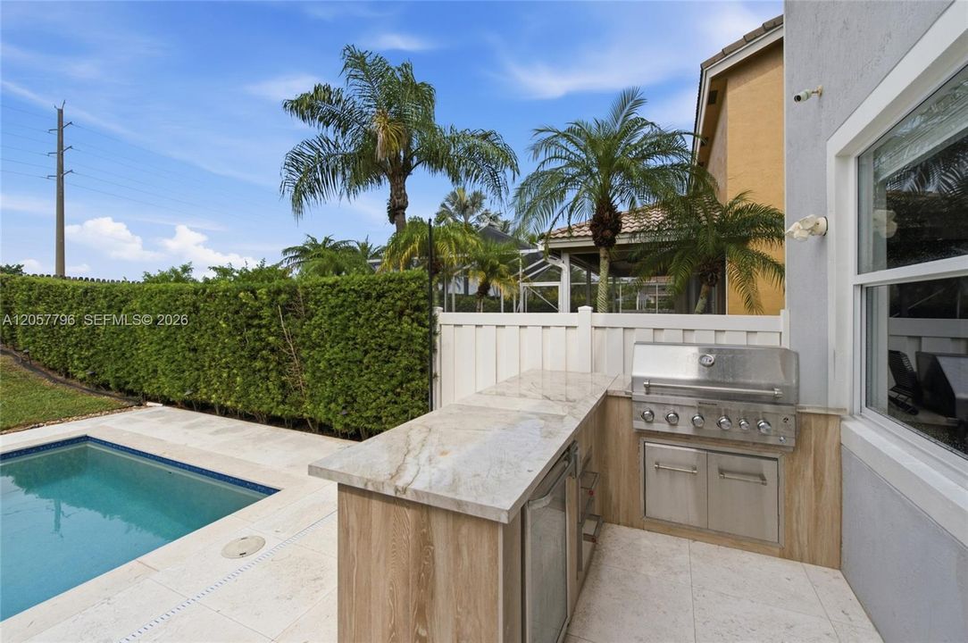 Activo con contrato: $999,000 (4 camas, 3 baños, 3252 Pies cuadrados)