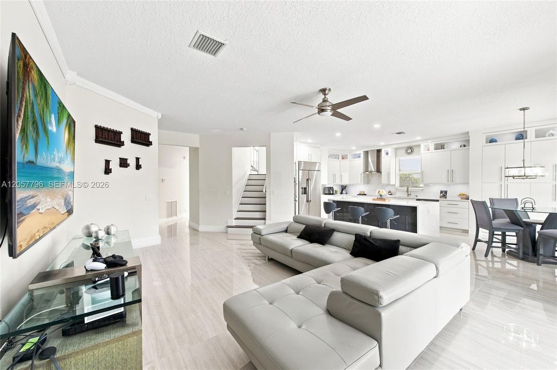 Activo con contrato: $999,000 (4 camas, 3 baños, 3252 Pies cuadrados)