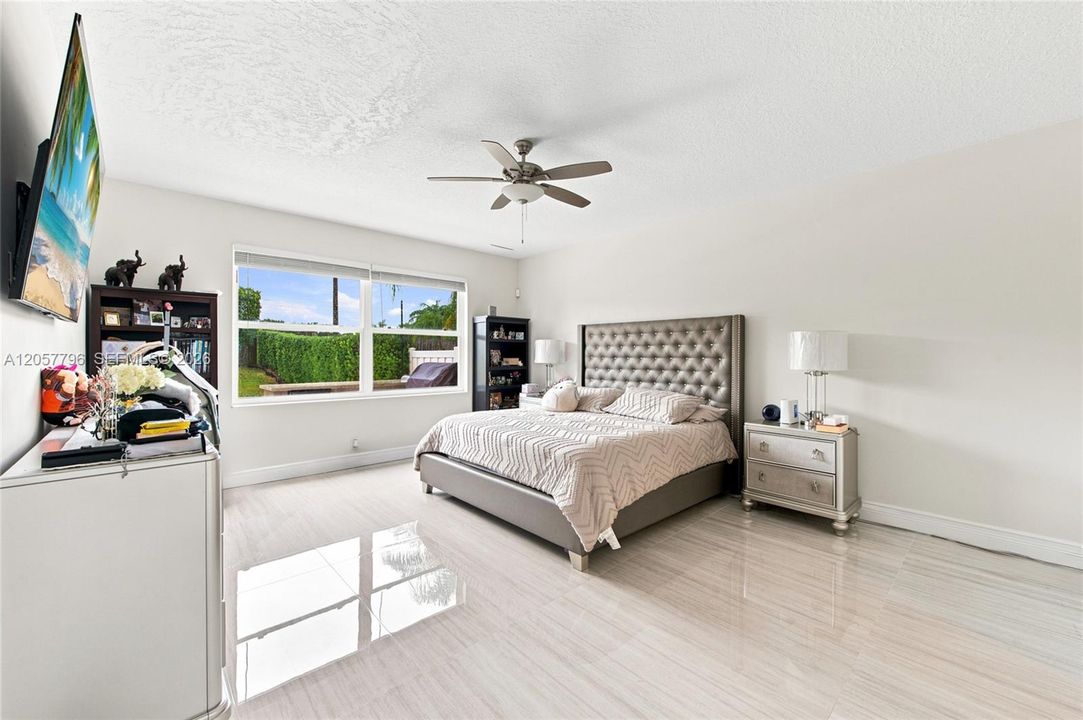Activo con contrato: $999,000 (4 camas, 3 baños, 3252 Pies cuadrados)