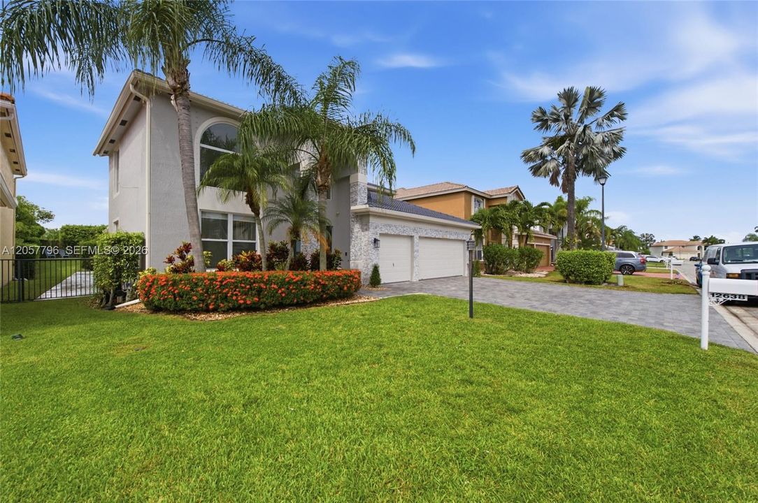 Activo con contrato: $999,000 (4 camas, 3 baños, 3252 Pies cuadrados)