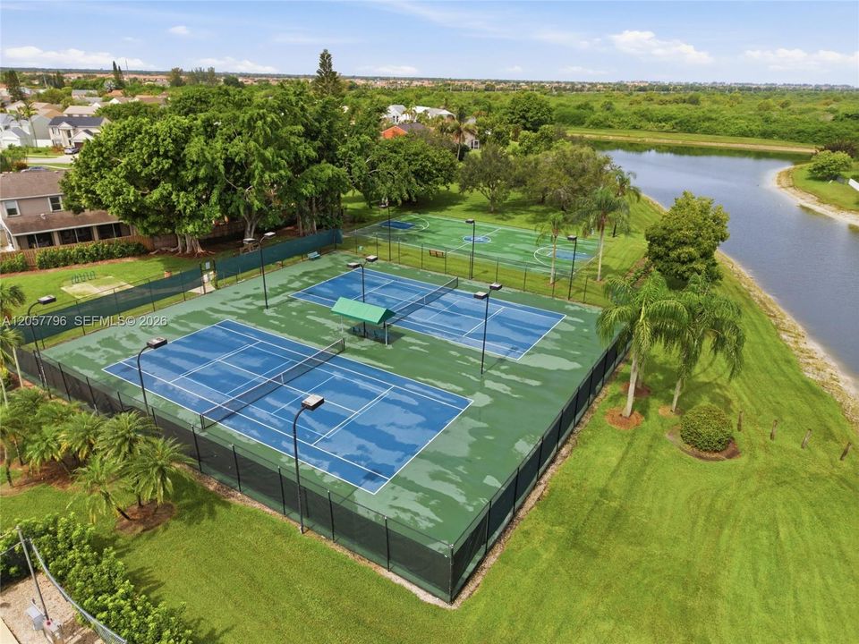Activo con contrato: $999,000 (4 camas, 3 baños, 3252 Pies cuadrados)