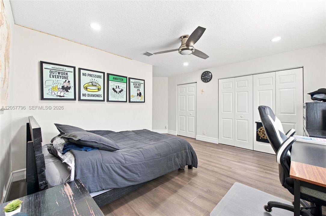 Activo con contrato: $999,000 (4 camas, 3 baños, 3252 Pies cuadrados)