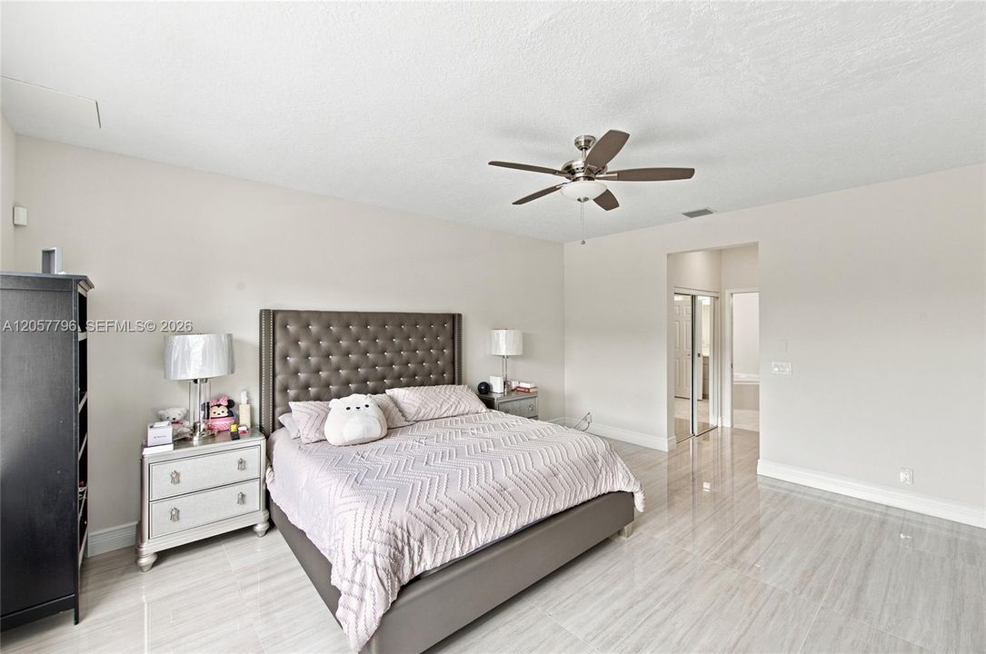 Activo con contrato: $999,000 (4 camas, 3 baños, 3252 Pies cuadrados)