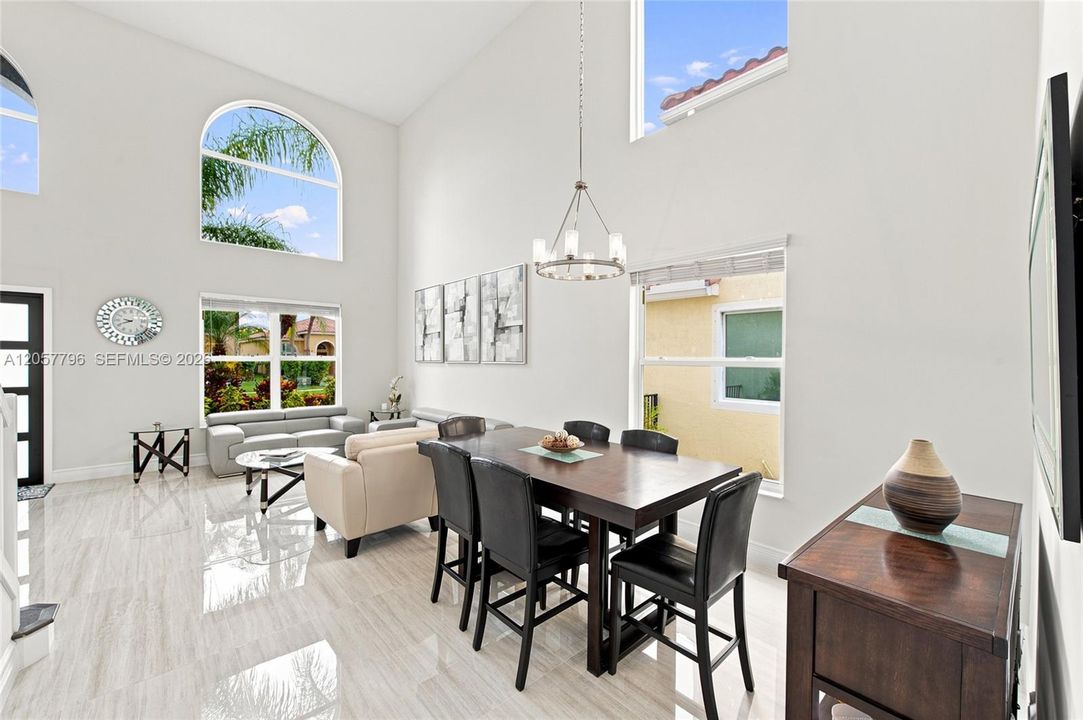 Activo con contrato: $999,000 (4 camas, 3 baños, 3252 Pies cuadrados)