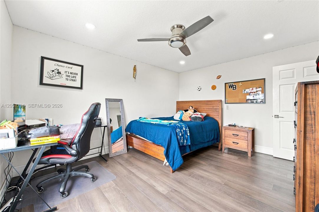 Activo con contrato: $999,000 (4 camas, 3 baños, 3252 Pies cuadrados)