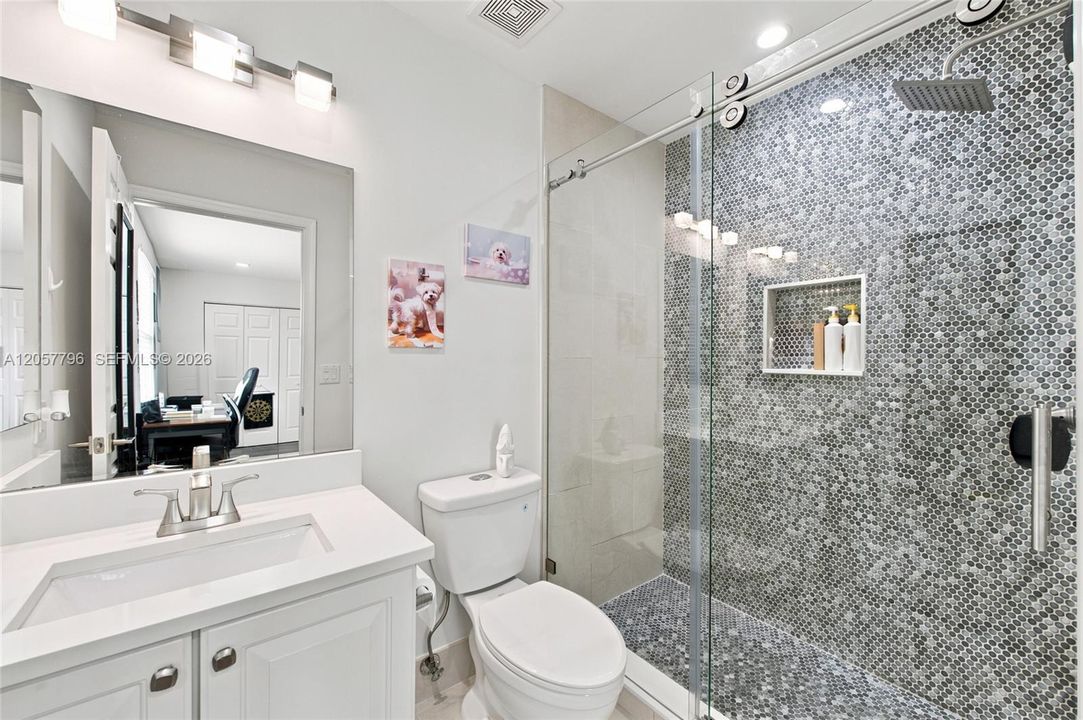 Activo con contrato: $999,000 (4 camas, 3 baños, 3252 Pies cuadrados)