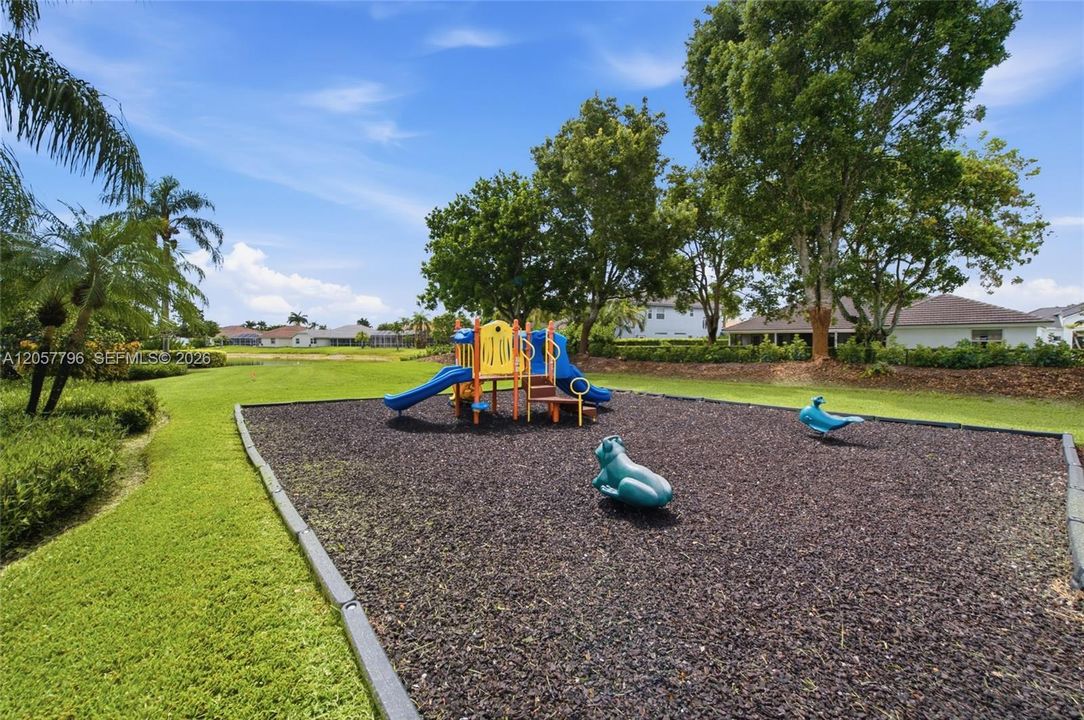 Activo con contrato: $999,000 (4 camas, 3 baños, 3252 Pies cuadrados)