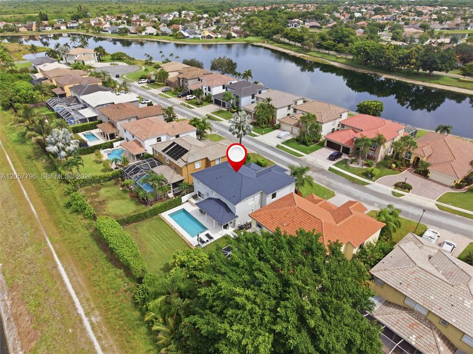 Activo con contrato: $999,000 (4 camas, 3 baños, 3252 Pies cuadrados)
