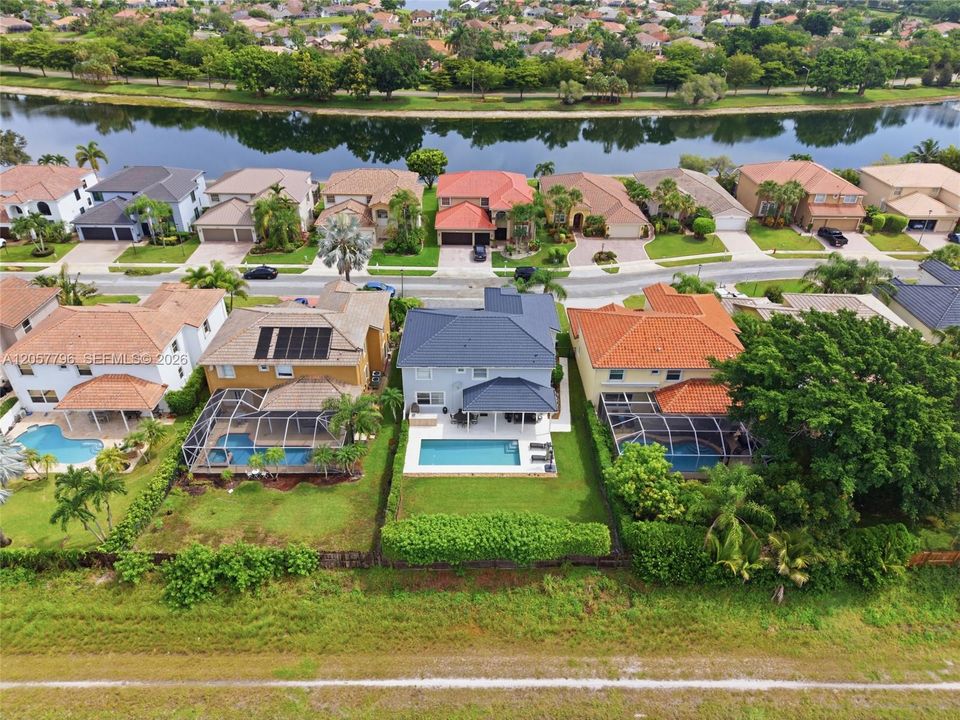 Activo con contrato: $999,000 (4 camas, 3 baños, 3252 Pies cuadrados)