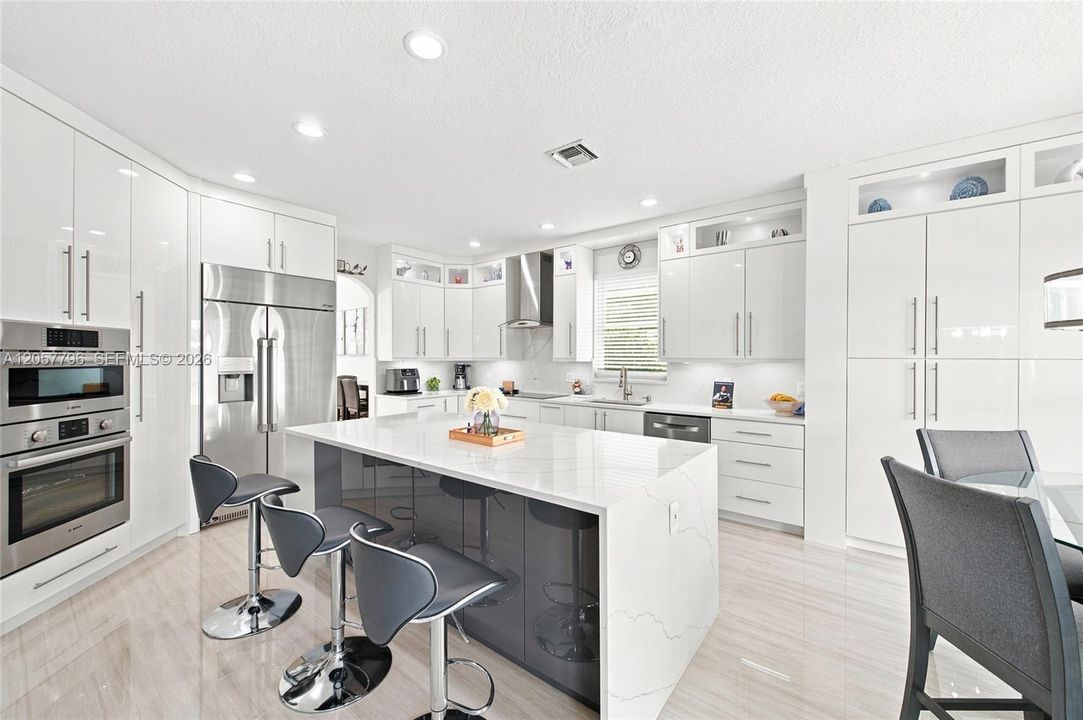 Activo con contrato: $999,000 (4 camas, 3 baños, 3252 Pies cuadrados)