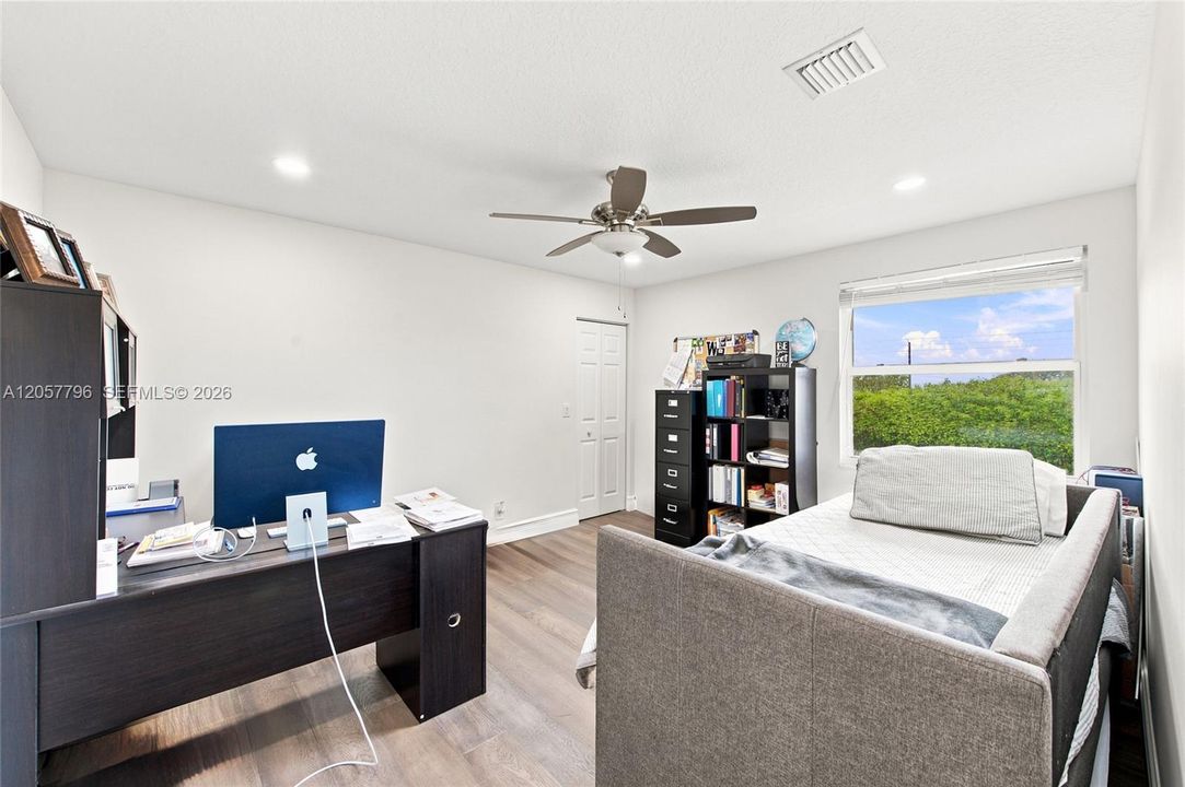 Activo con contrato: $999,000 (4 camas, 3 baños, 3252 Pies cuadrados)