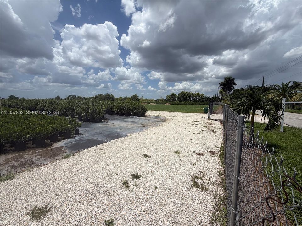 待售: $1,490,000 (5.00 acres)