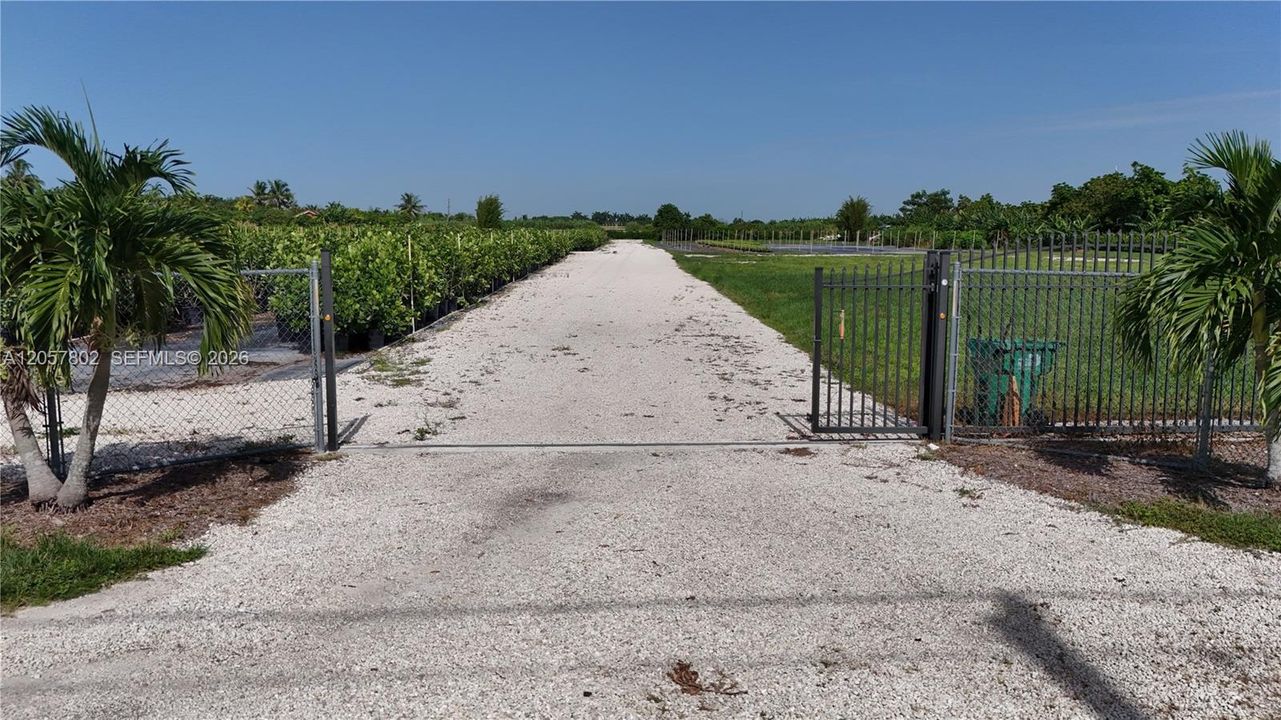 待售: $1,490,000 (5.00 acres)