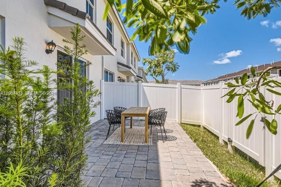 В аренду: $4,250 (4 спален, 3 ванн, 2260 Квадратных фут)