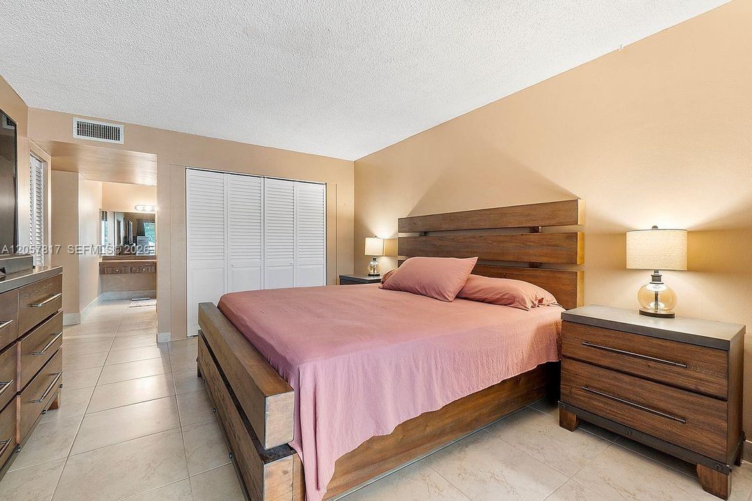 For Sale: $187,500 (2 beds, 2 baths, 1120 Square Feet)