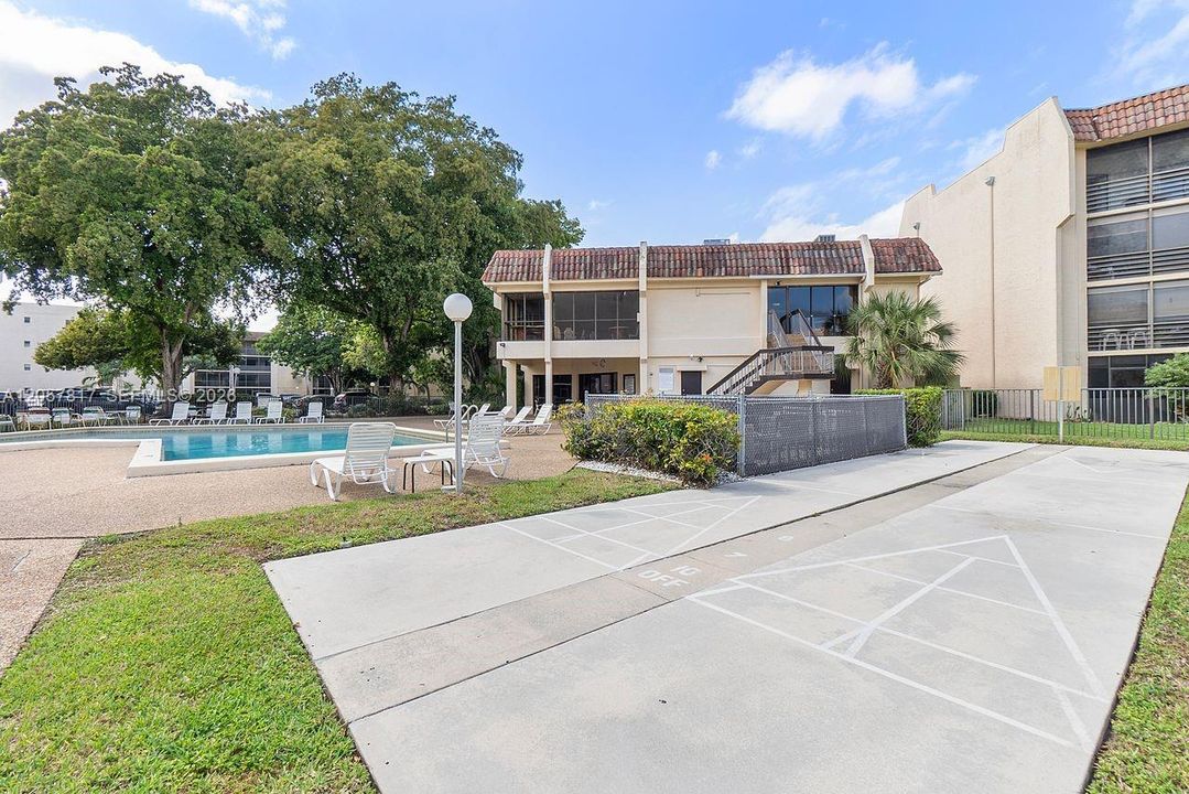 For Sale: $187,500 (2 beds, 2 baths, 1120 Square Feet)