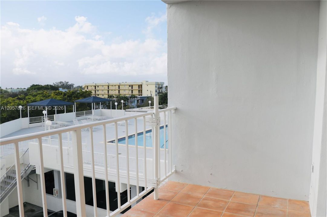 For Rent: $2,100 (1 beds, 1 baths, 800 Square Feet)