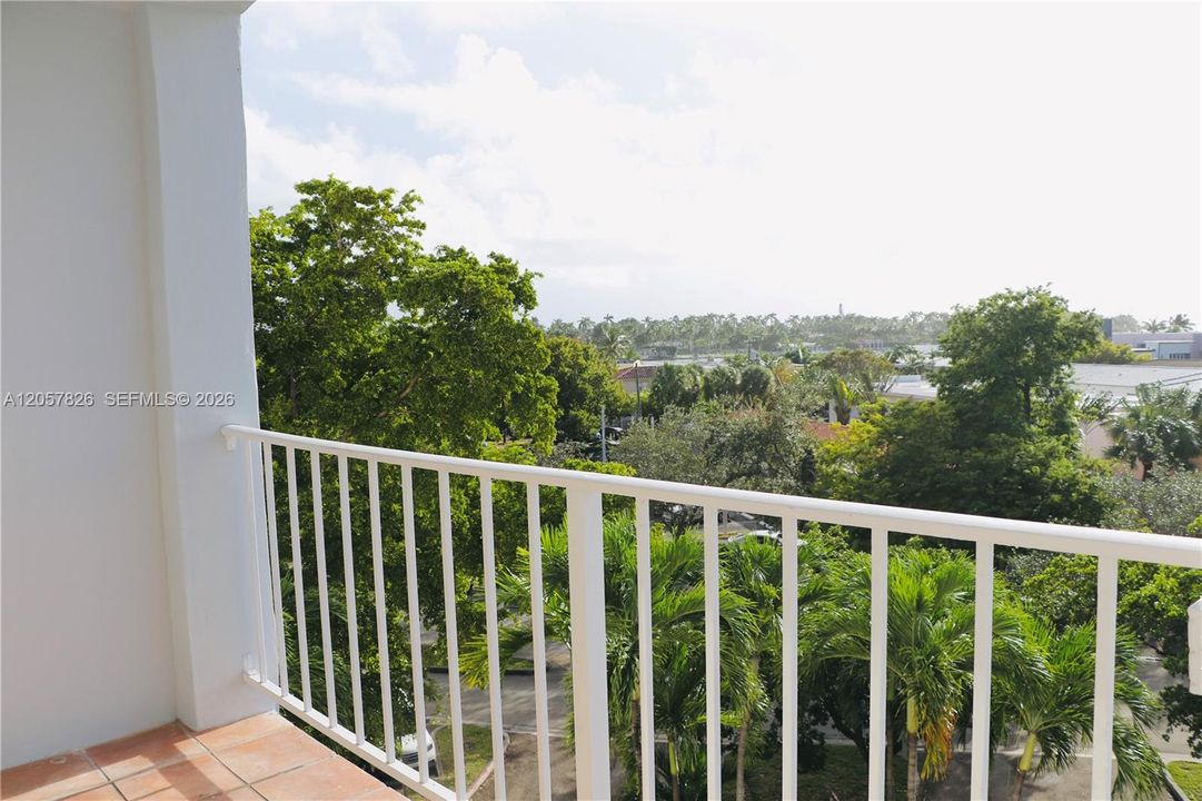For Rent: $2,100 (1 beds, 1 baths, 800 Square Feet)