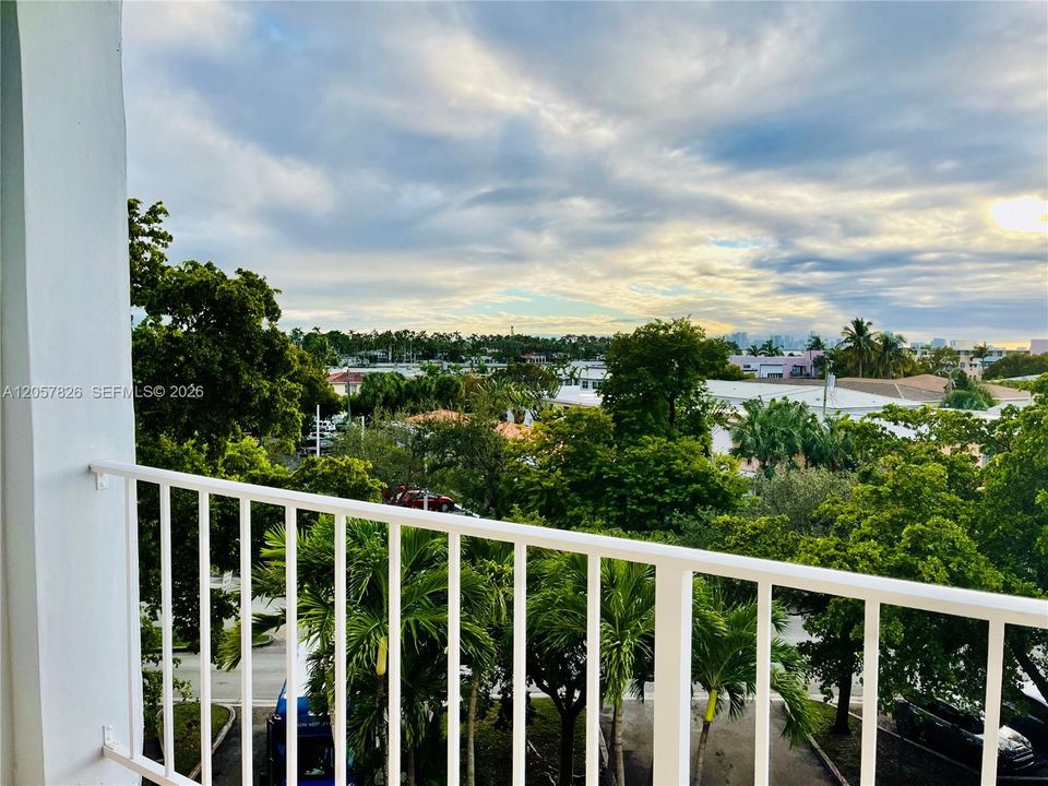 For Rent: $2,100 (1 beds, 1 baths, 800 Square Feet)