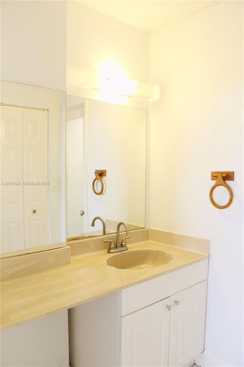 For Rent: $2,100 (1 beds, 1 baths, 800 Square Feet)