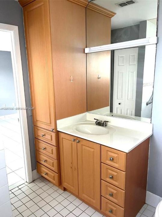В аренду: $2,500 (2 спален, 2 ванн, 1009 Квадратных фут)