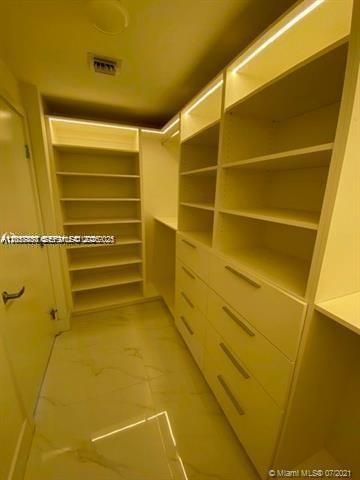For Rent: $3,400 (1 beds, 2 baths, 937 Square Feet)