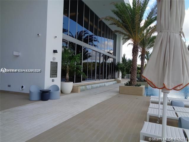 For Rent: $3,400 (1 beds, 2 baths, 937 Square Feet)