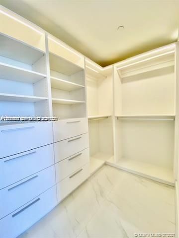 For Rent: $3,400 (1 beds, 2 baths, 937 Square Feet)