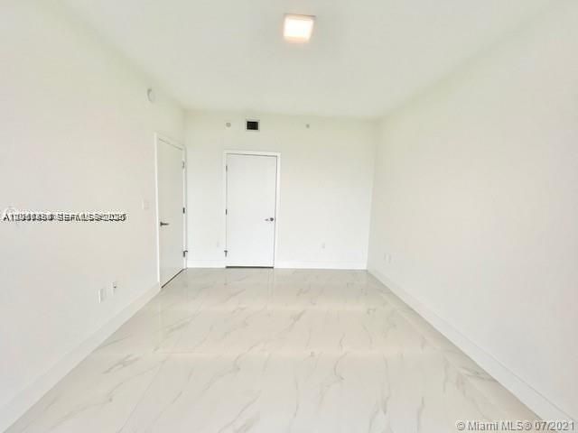 For Rent: $3,400 (1 beds, 2 baths, 937 Square Feet)