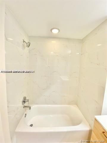For Rent: $3,400 (1 beds, 2 baths, 937 Square Feet)