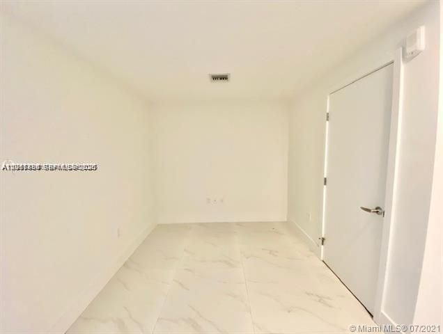 For Rent: $3,400 (1 beds, 2 baths, 937 Square Feet)