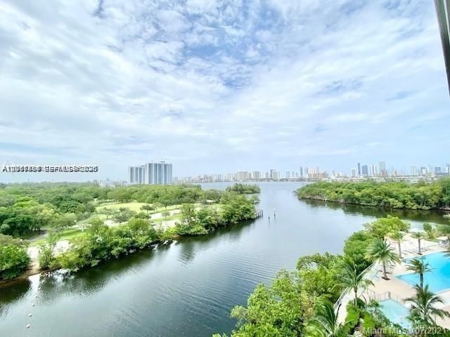 For Rent: $3,400 (1 beds, 2 baths, 937 Square Feet)