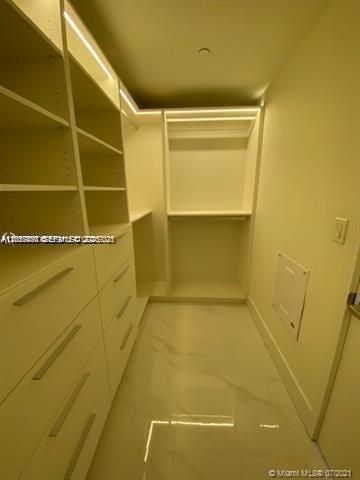 For Rent: $3,400 (1 beds, 2 baths, 937 Square Feet)