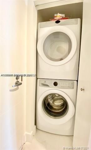 For Rent: $3,400 (1 beds, 2 baths, 937 Square Feet)