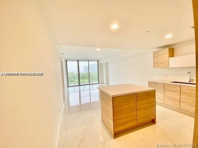 For Rent: $3,400 (1 beds, 2 baths, 937 Square Feet)
