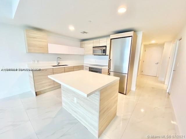 For Rent: $3,400 (1 beds, 2 baths, 937 Square Feet)